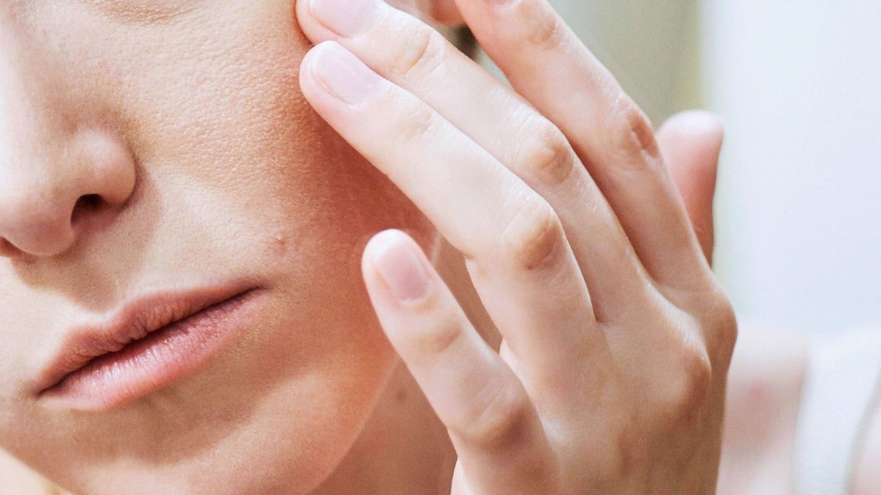 Facial Eczema: How to Treat It, According to ...