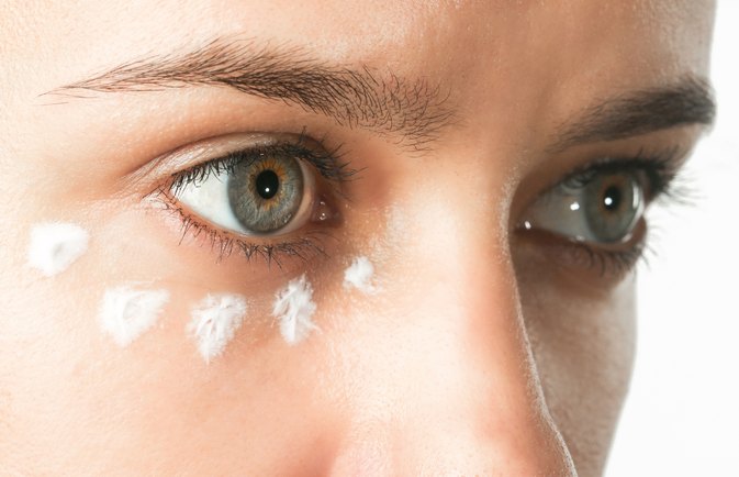 How to Treat Eczema Around the Eyes